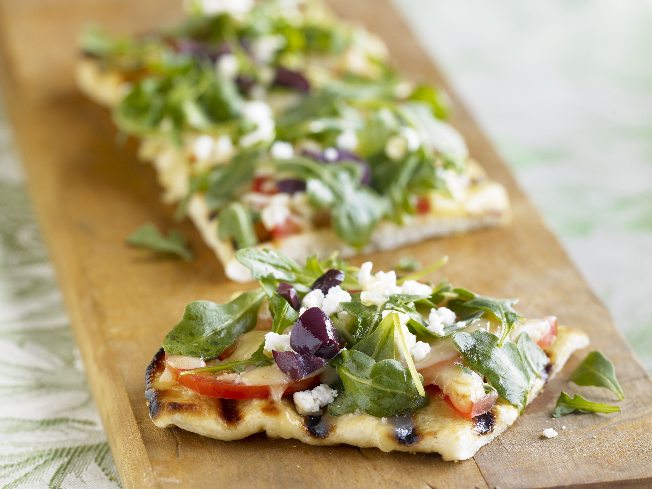 Focaccia mit Wasabi-Rucola, Tomaten und Pecorino – Blu – Kräuter ...