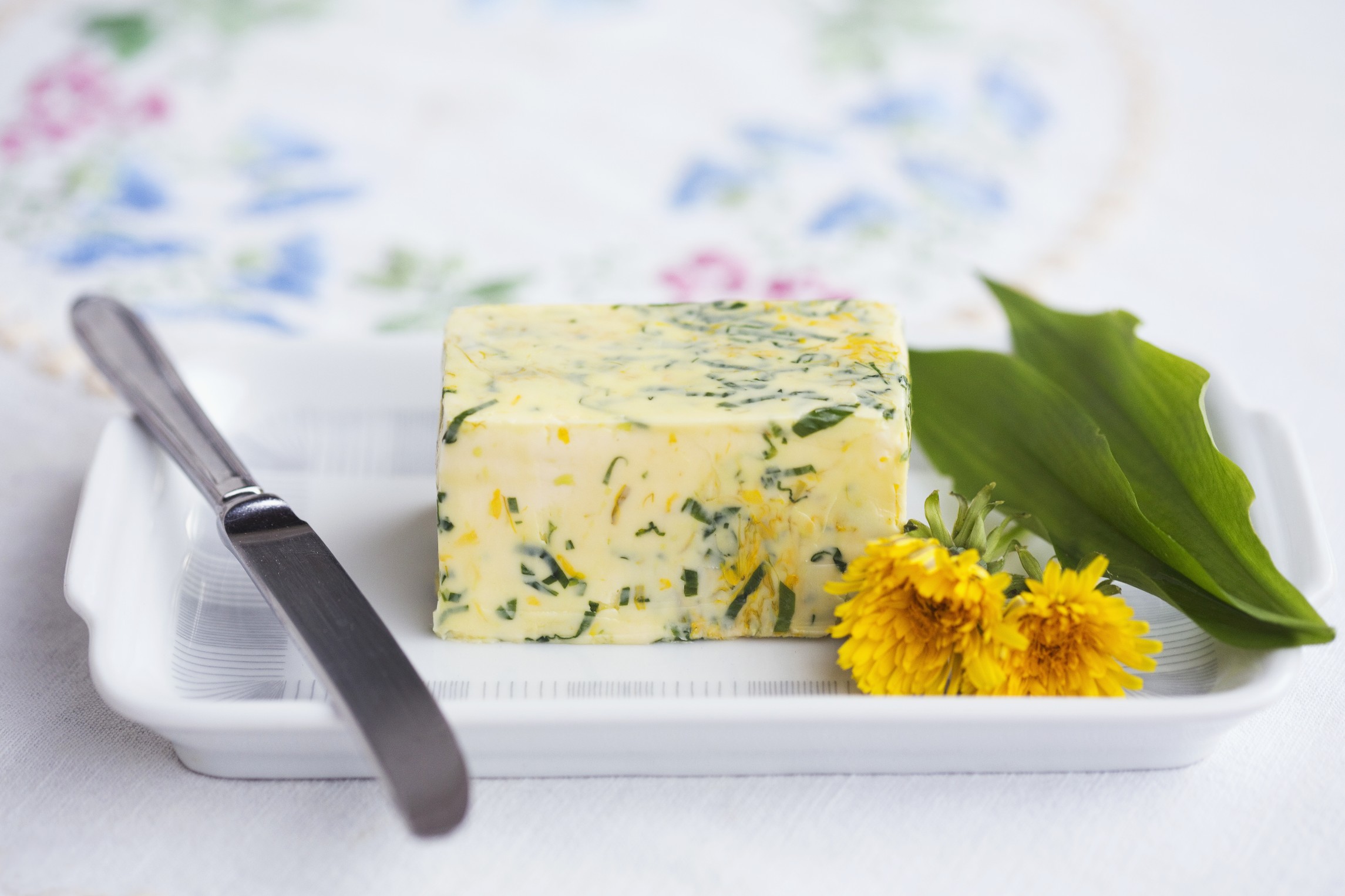 KRÄUTERBUTTER MIT BÄRLAUCH UND ESSBAREN BLÜTEN – Blu – Kräuter &amp; Gemüse ...