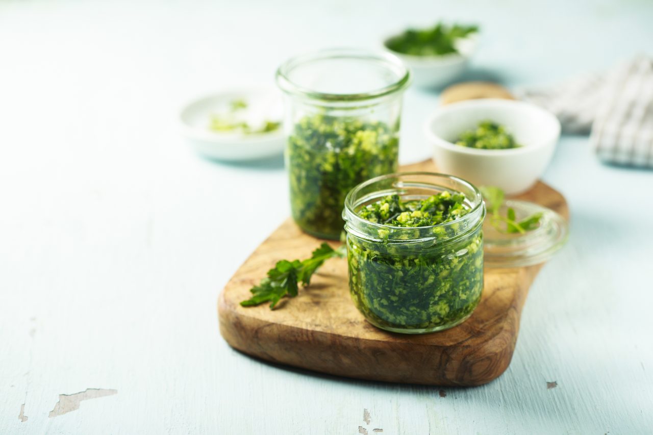 Wildes Kräuter-Pesto – Blu – Kräuter &amp; Gemüse - So gesund kann lecker sein.